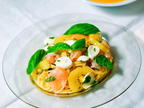 キウイ、生ハム、モッツァレラチーズの冷製パスタ